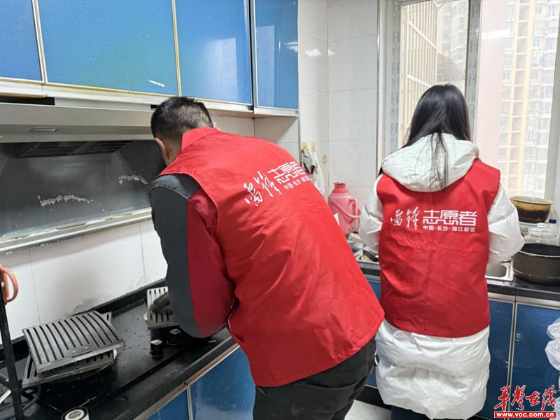 leyucom乐鱼官网土城社区：展开学雷锋意愿效劳举动(图3)