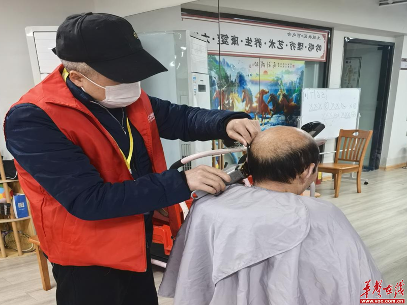 leyucom乐鱼官网土城社区：展开学雷锋意愿效劳举动(图2)