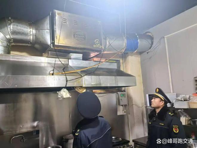leyu乐鱼淮阳区都会办理局展开节后餐饮油烟专项整治动作(图2)